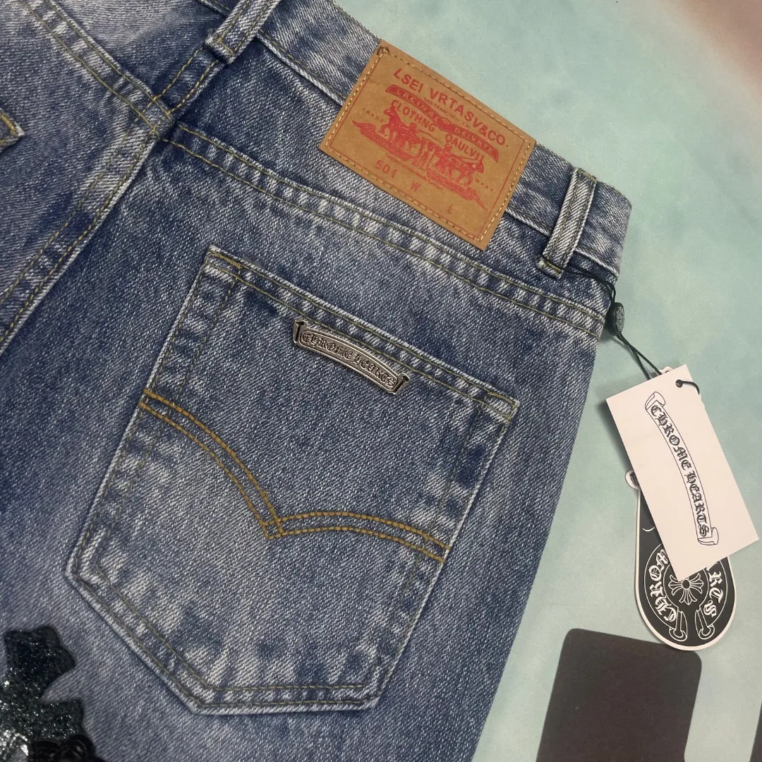 🅿️300 🔘Model No.-KL167 🔘Cro Heart𝐂𝐡𝐫𝐨𝐦𝐞 𝐇𝐞𝐚𝐫𝐭 Blue Bull Starry Sky Cross Patched Leather Jeans* These Croix Heart Jeans! It is really a treasure item in the fashion circle! It uses super unique starry sky theme leather elements, mostly in the shape of a cross, and there is glitter on the leather surface! Under the light, it is so dazzling that it instantly becomes the focus of the crowd. This design is simply unique, the details are handled to perfection, simple and elegant. The workmanship is also very exquisite, the entire trousers are neatly routed, every small detail is not careless, and the sense of quality is full. Moreover, its shape is awesome and its genderless style can be easily worn by both men and women, making it instantly trendy! The matching suggestions are as follows: Street fashion style: Wear a black loose hooded sweatshirt with a personalized graffiti pattern on it, a black leather jacket from Croix Heart, and a pair of black high-top sneakers, such as Converse 1970s black model. For accessories, you can choose Croixin’s silver necklace and ring, and then wear a black baseball cap to look cool and trendy when walking on the street. Casual fashion style: wear a white cotton short-sleeved T-shirt underneath, simple and clean. Pair it with a light-colored denim jacket, these crotch jeans, and a pair of white shoes, like Nike's Air Force 1. Wear a simple black backpack for daily outings and shopping, which is comfortable and fashionable. Personalized retro style: Choose a floral shirt, the pattern can be retro polka dots or paisley patterns, and tuck the hem of the shirt into your pants. Pair it with a pair of brown retro leather shoes or Martin boots with thick soles. Wearing a pair of round retro sunglasses, the overall look is unique and retro.  Size: S M L XL XXL (28.30.32.34.36) Color: Blue